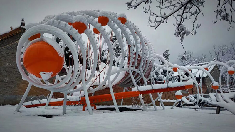 毛毛虫造型攀爬设备雪景图