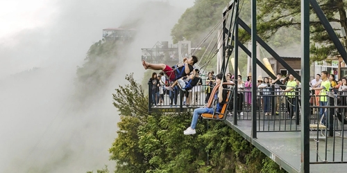 网红高空悬崖秋千